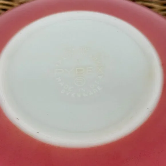 Vintage Pyrex #024 2 Quart Round Flamingo Pink Bowl with Lid - Picture 5 of 5
